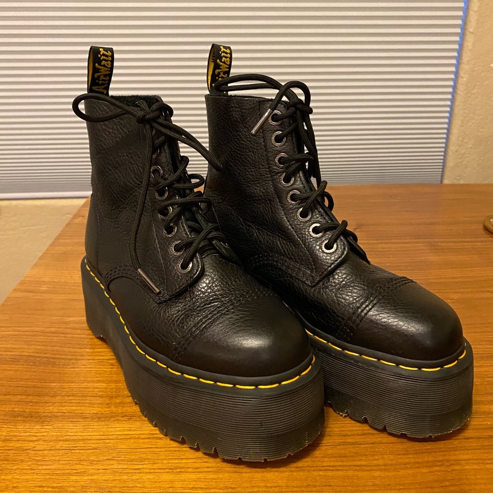 Dr. Martens SINCLAIR
Milled Nappa Leather Platform Boots size 8
